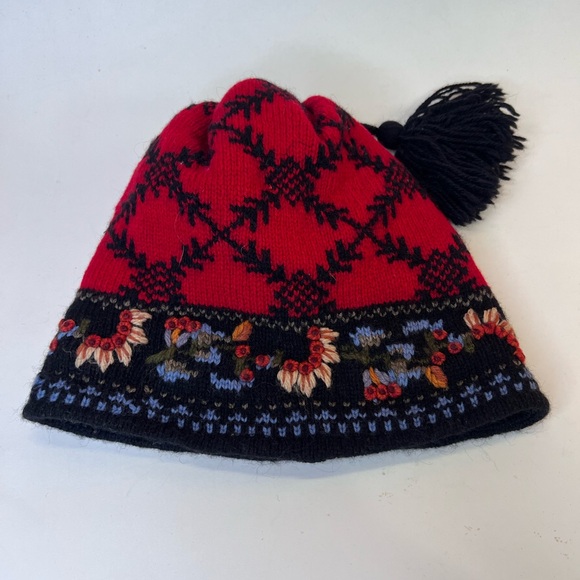 Icelandic Design Accessories - BEAUTIFUL ICELANDIC DESIGN WOOL BLEND HAT WITH TASSEL